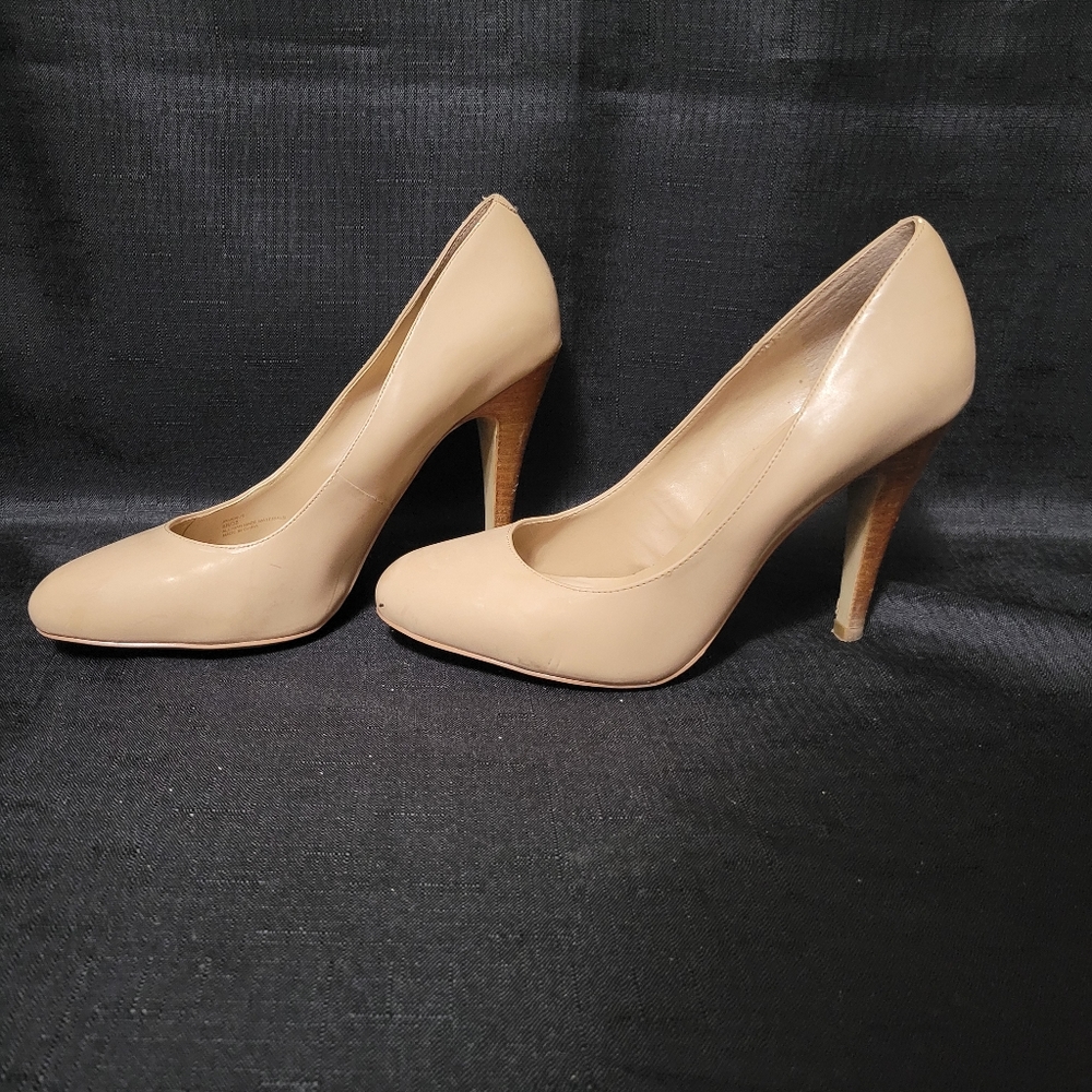Jessica Simpson Size 8 Cream Patent Leather Heels